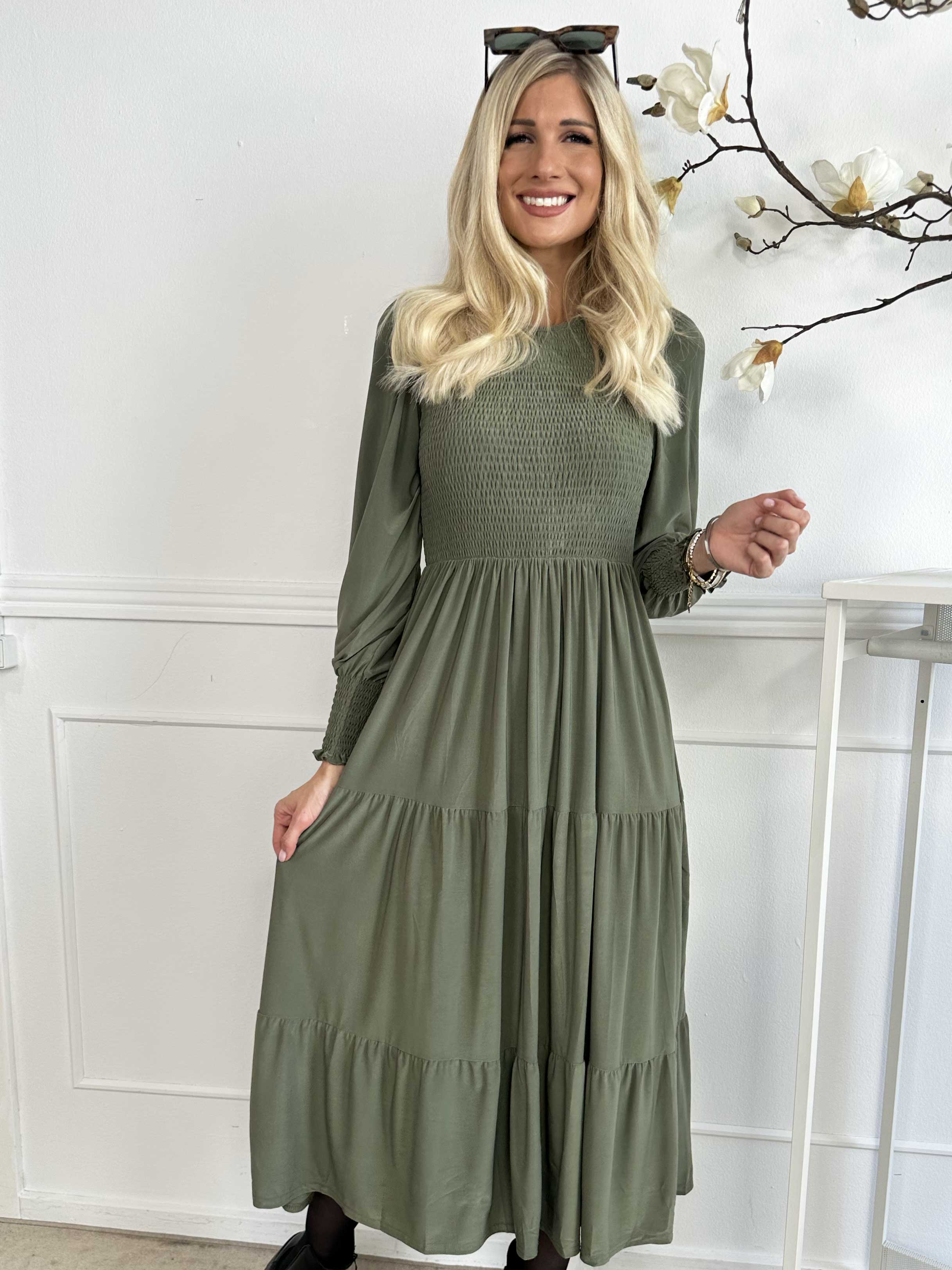 Kelly Long - Elastisk kjole med smock henover brystet